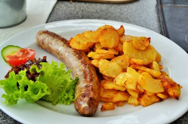 Bratwurst and potatoes in Traben-Trarbach! German food will always have a special place in my heart. 